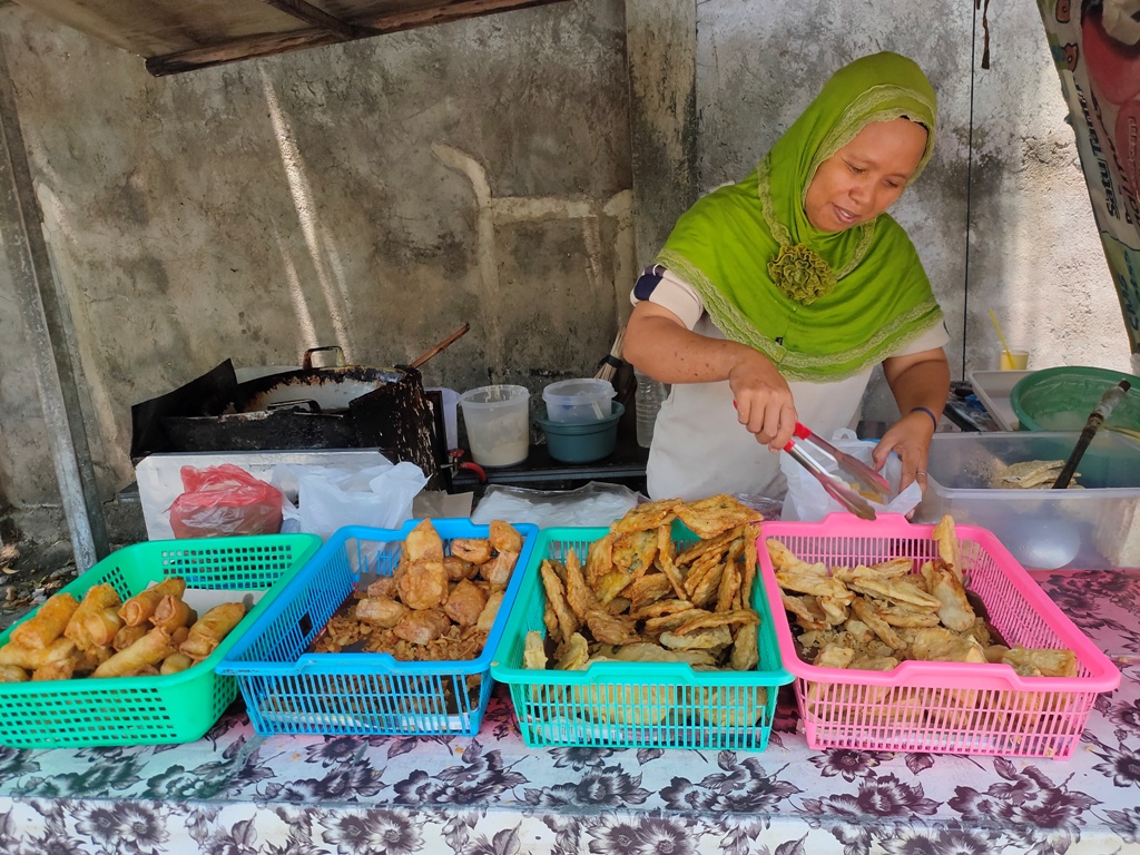 PISANG KEPOK: Penjual pisang goreng dari bahan pisang kepok di Kantor Dinas Perhubungan Kabupaten Buleleng.