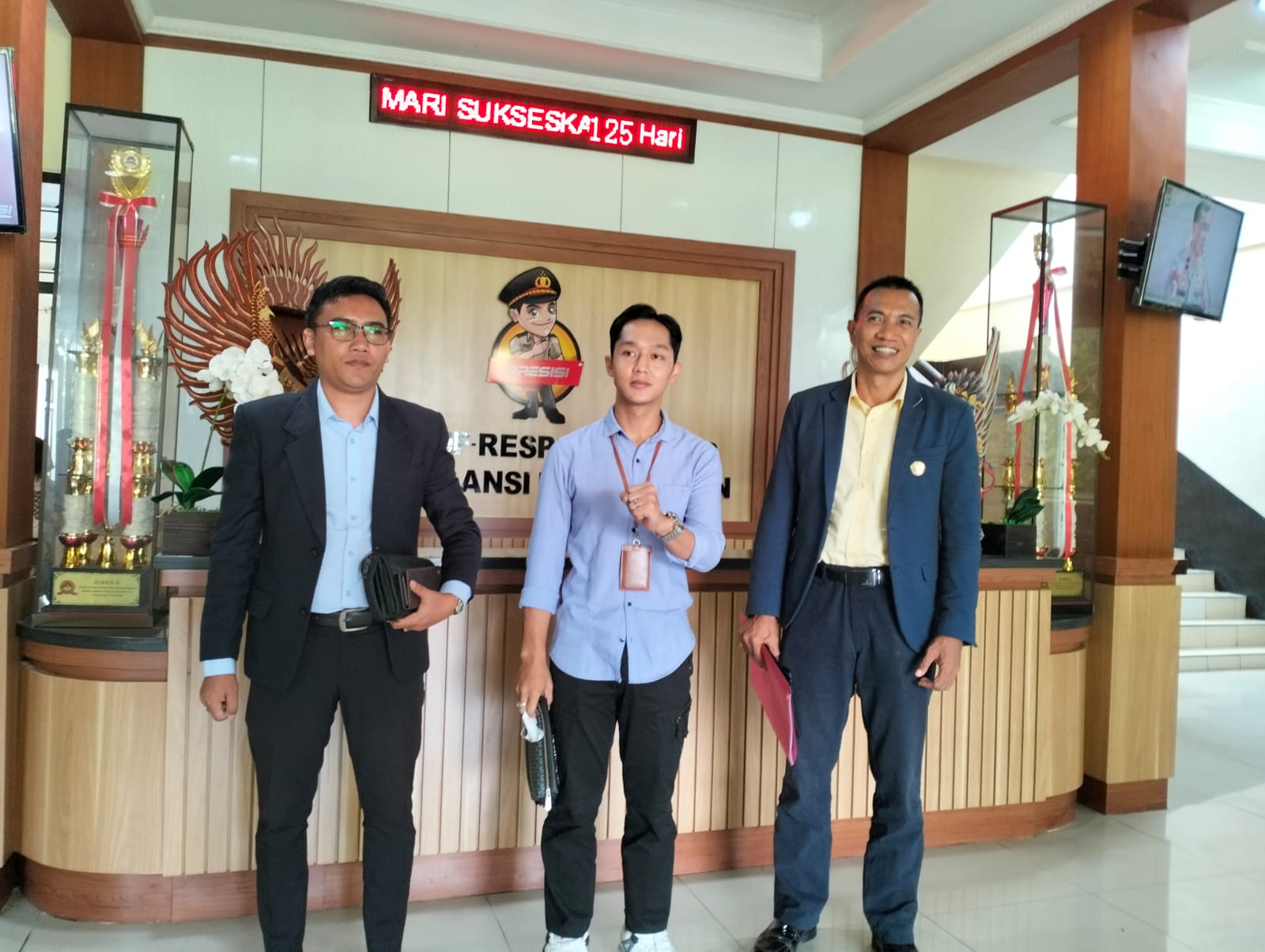 PEMERIKSAAN: Jero Dasaran Alit didampingi kuasa hukumnya saat menjalani pemeriksaan di Unit PPA Polres Tabanan paska ditetapkan sebagai tersangka kasus pelecehan seksual.
