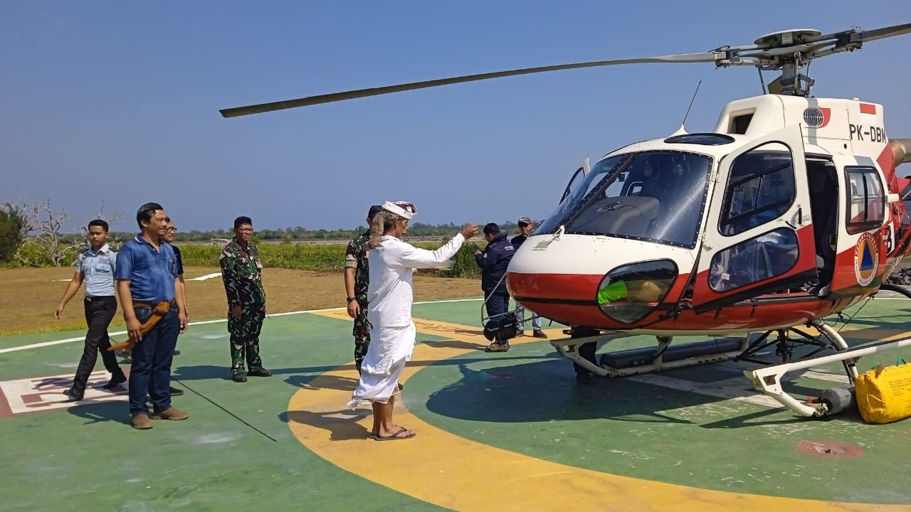 Helikopter dikerahkan untuk membantu pemadaman kebakaran TPA Suwung, Jumat 13 Oktober 2023. &nbsp;Namun sebelum itu ada prosesi menurut kepercayaan agama Hindu di Bali.