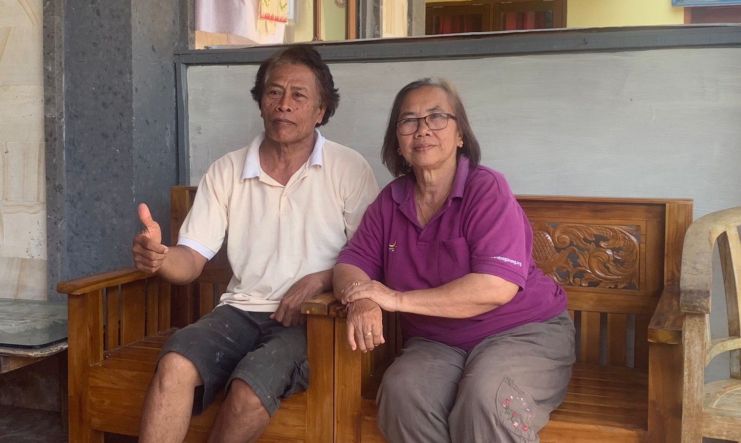 Martina Sumaryati bersama suami I Wayan Surim ditemui di rumahnya Kamis 12 Oktober 2023. Martina merupakan calon PAW Kadek Diana di DPRD Bali.