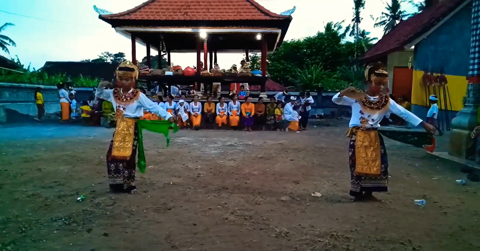 GANDRUNG: Penari Gandrung saat pentas di Pura Puseh Desa Batukandik, Kecamatan Klungkung.