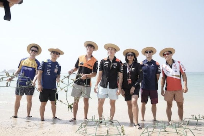 Sejumlah pembalap MotoGP melakukan kegiatan bersih-bersih pantai dan penanaman terumbu karang jelang MotoGP Mandalika. Kegiatan ini diselenggarakan pada Kamis (12/10/2023).