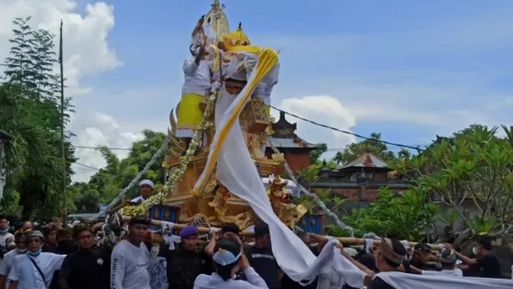 NGEBEN: Seperti halnya manusia yang terlahir tidak sempurna, maka yadnya yang dijalankan manusia juga tidak ada yang sempurna. Ketidaksempurnaan ini dibayar dengan banten pemogpog dan mantra pengrampe
