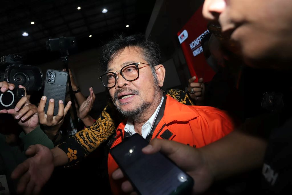 Mantan Mentan Syahrul Yasin Limpo resmi jadi tahanan KPK setelah menjalani pemeriksaan usai ditangkap di apartemen,Jumat (13/10).