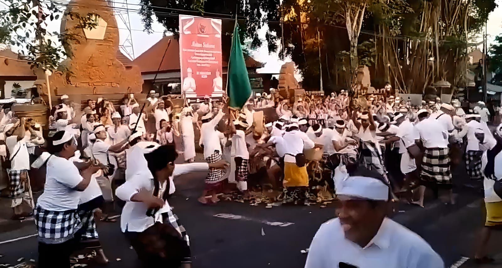Pelaksanaan tradisi Masalaran di Jaba Pura Desa dan Puseh Desa Adat Padang Luwih, Badung, Bali.  &nbsp;