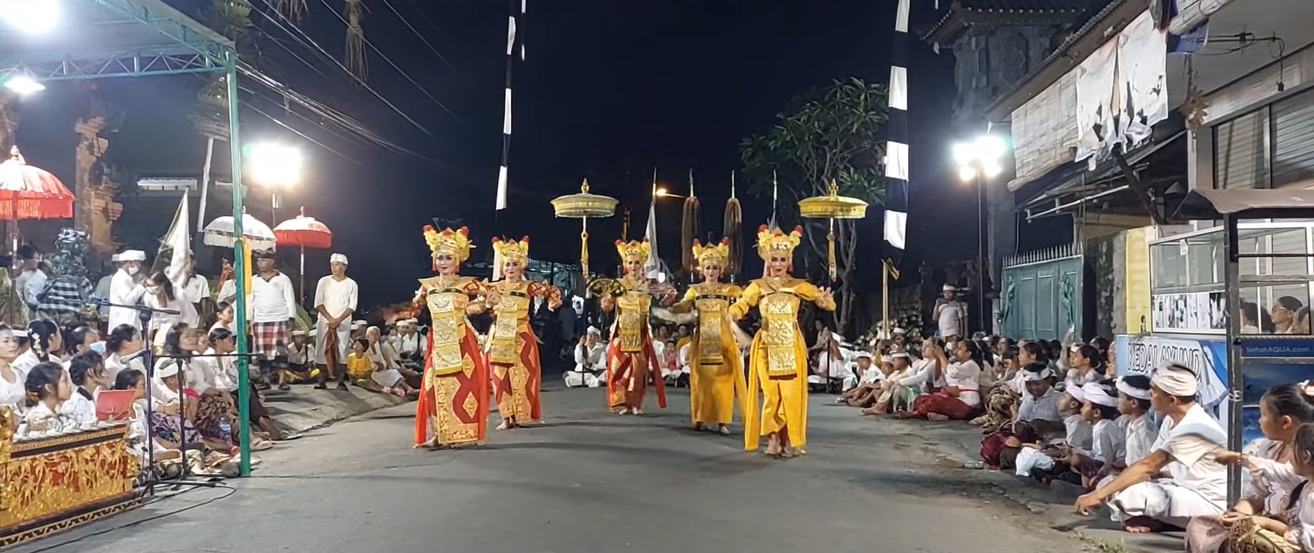 LEGONG DEDARI: Legong Dedari di Pura Luhur Catur Kanda Pat Sari, Banjar Pondok, Desa Peguyangan Kaja, Denpasar Utara, Bali.