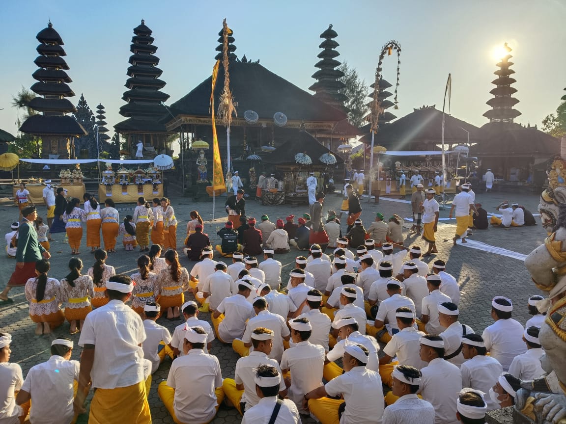 YASA KERTHI: Rangkaian Karya Agung Danu Kerthi di Pura Ulun Danu Batur, Kintamani, Bangli. Umat Hindu diimbau untuk turut mayasa kerthi.