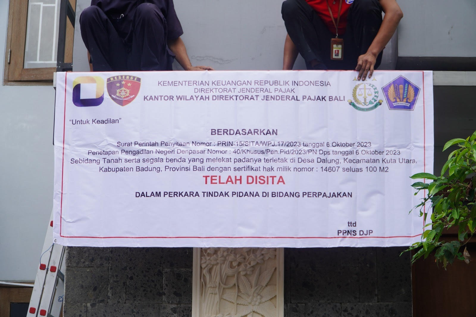 PENYITAAN: Proses penyitaan rumah tersangka pengemplang pajak NKW oleh Kanwil DJP Bali.