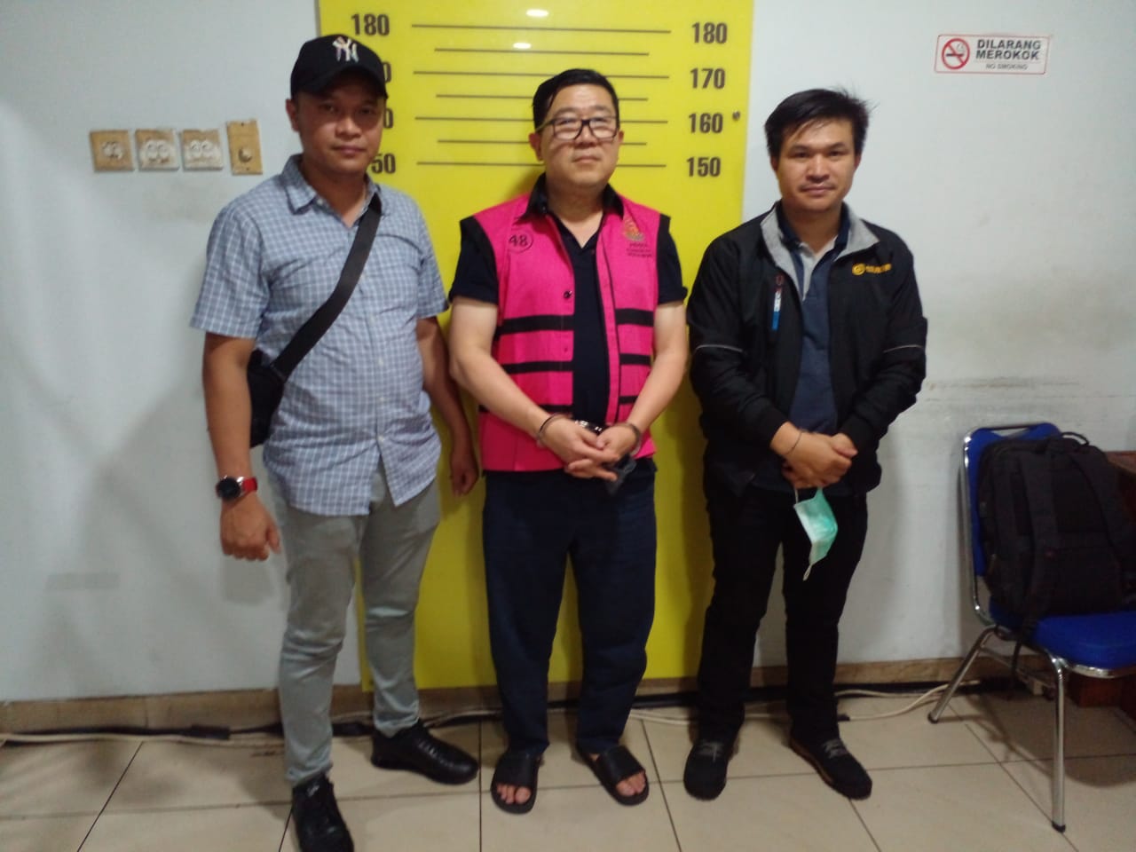Kejagung menangkap SR terkait dengan kasus dugaan korupsi dan pencurian uang proyek BTS 4G Bakti Kemeninfo.