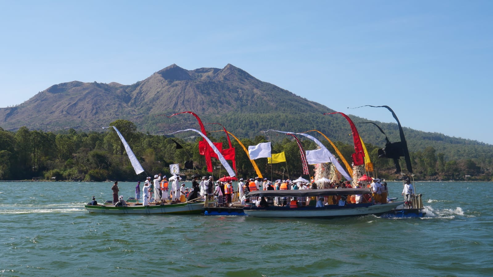 Salah satu rangkaian upacara Danu Kerthi di Danau Batur, Kintamani, Bangli, Sabtu 14 Oktober 2023.