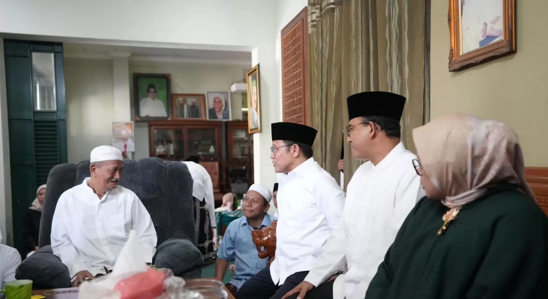 Pasangan Capres dan Cawapres Anies-Cak Imin yang diberi pesan dan diminta bersabar saat mengunjungi Pengasuh Pondok Pesantren Bumi Shalawat KH Agoes Ali Masyhuri di Sidoarjo pada Minggu (15/10).