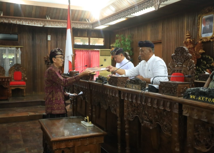 PU : Rapat paripurna dengan agenda penyampaian pemandangan umum Fraksi terhadap penjelasan Bupati Klungkung terkait Ranperda APBD Tahun Anggaran 2024 di Ruang Rapat Sabha Nawa Natya, Senin (16/10).
