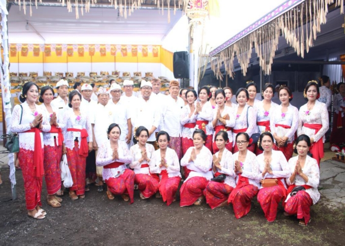 KARYA : Wakil Walikota Denpasar, I Kadek Agus Arya Wibawa saat menghadiri Karya Atiwa-tiwa, Manusa Yadnya lan Atma Wedana Desa Adat Ubung, Senin (16/10).