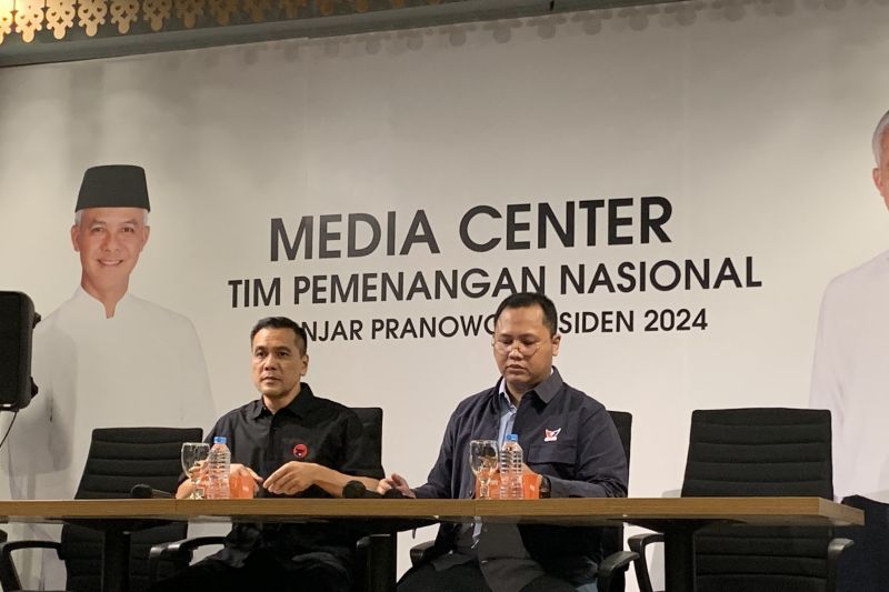 Juru bicara TPNGP Chico Hakim dan Tama S. Langkum menanggapi putusan MK terkait syarat capres/cawapres yang dimohonkan warga Solo.
