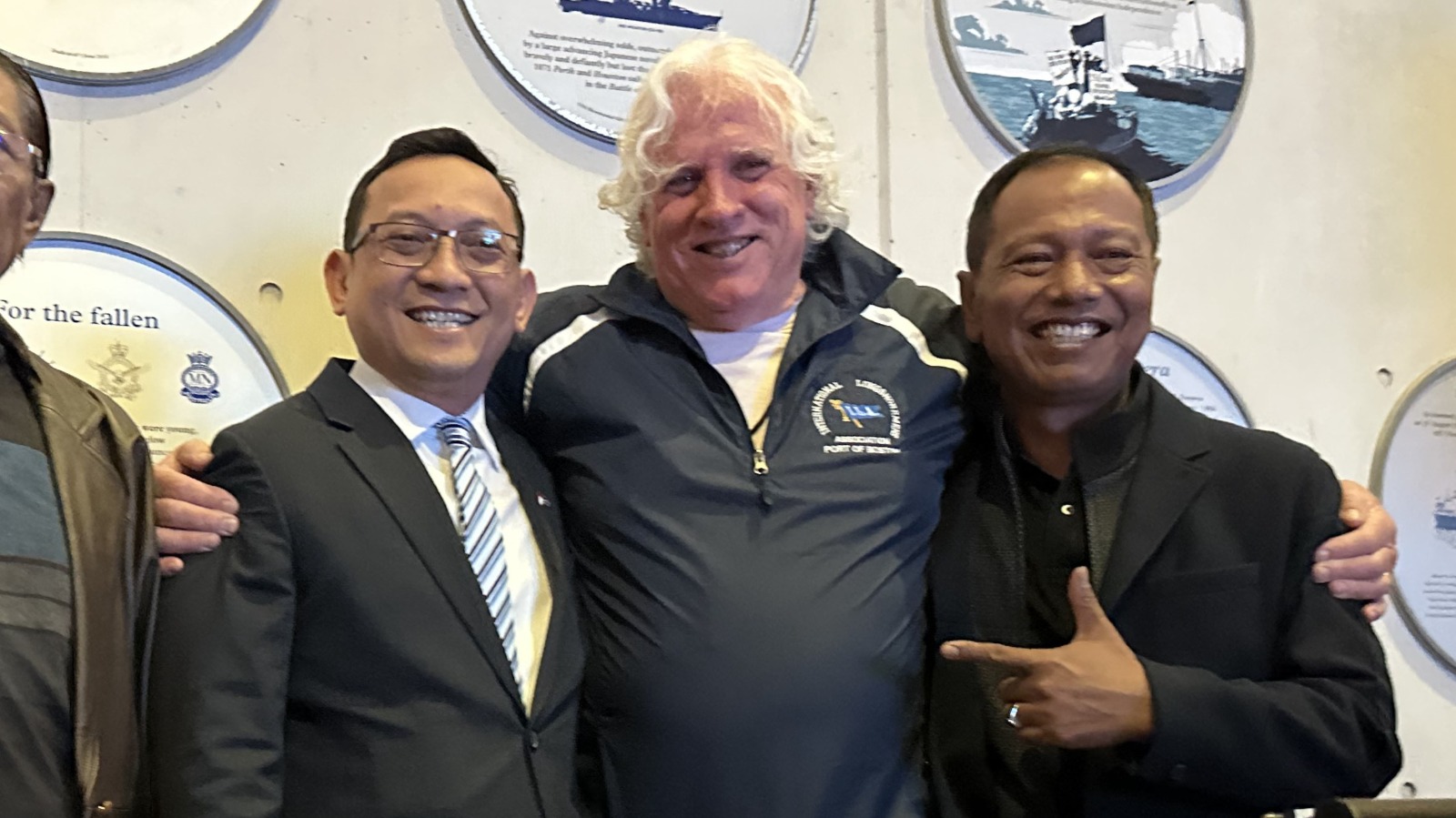 SEJARAH: Dewa Nyoman Budiasa (ujung kanan) bersama National Secretary MUA Paddy Crumlin dan Konsul Jenderal RI Vedi Kurnia Buana.