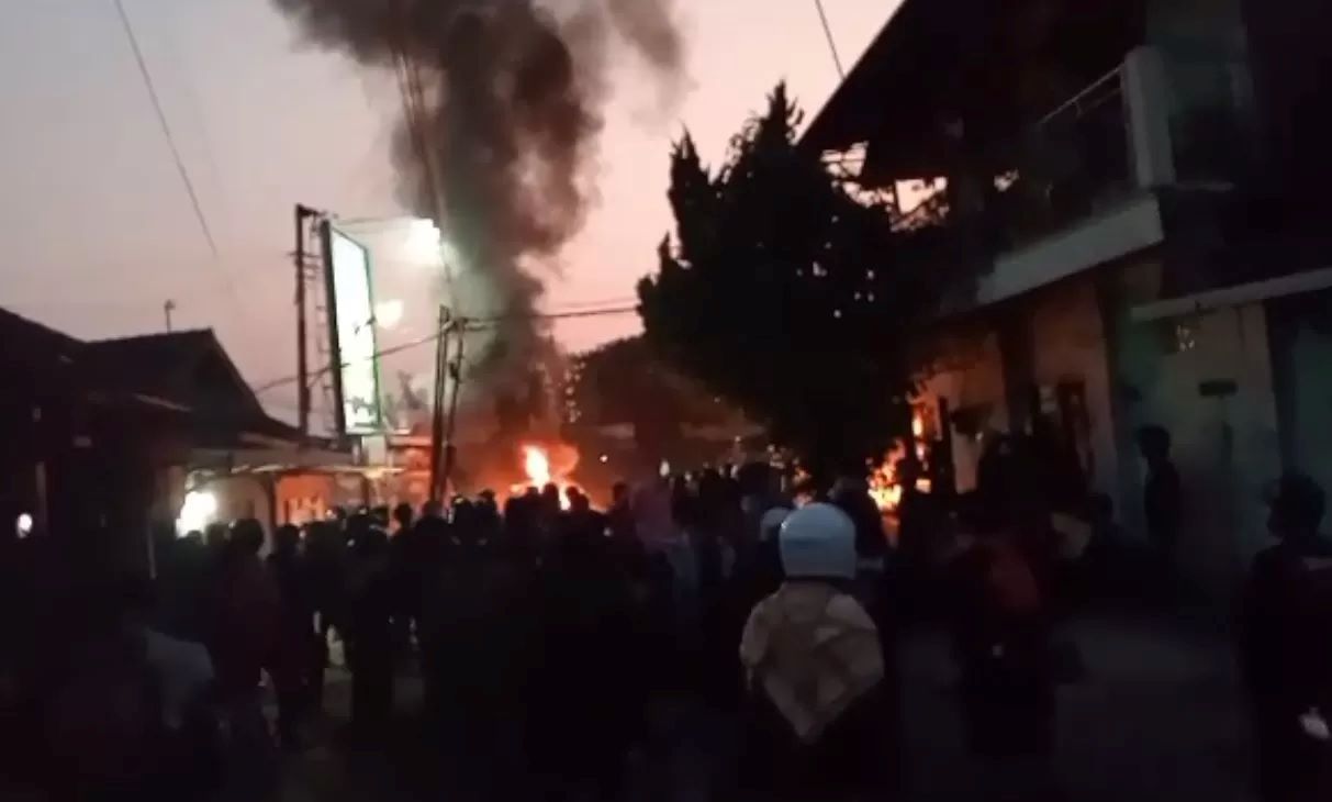 Bentrokan diwarnai aksi lempar batu, bakar motor di Muntilan, Magelang, Jawa Tengah terkendali, situasi telah kondusif.