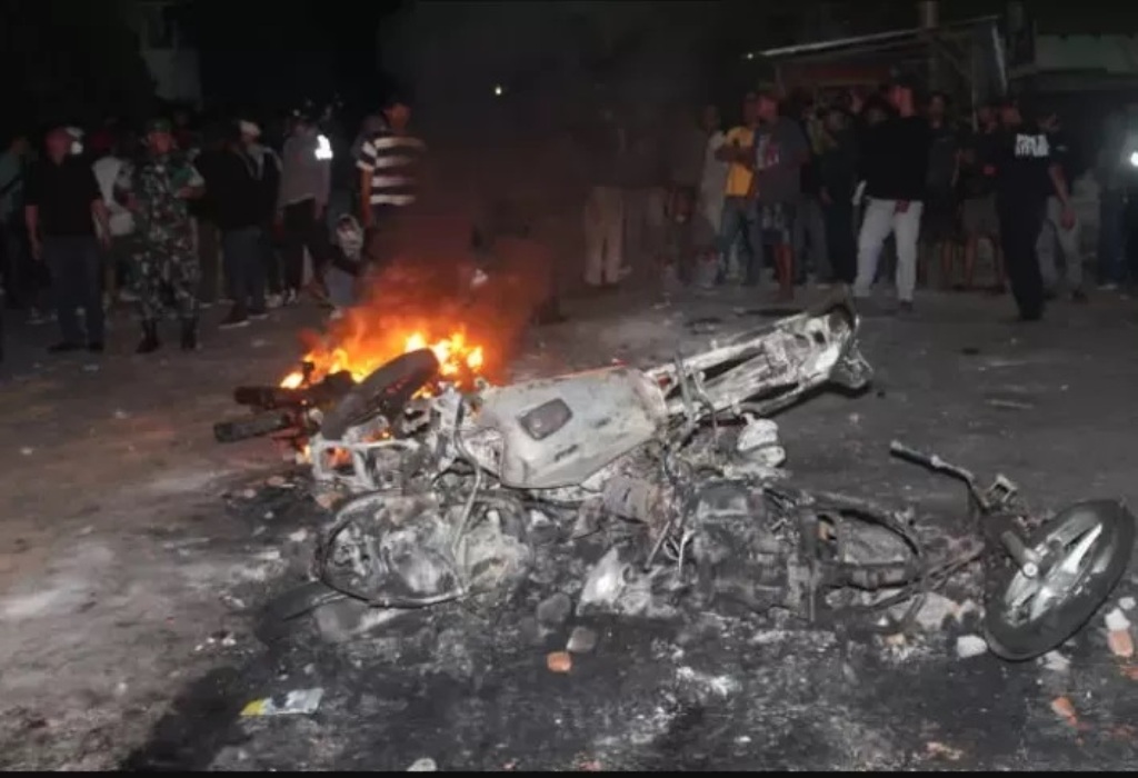 BENTROK: Sejumlah motor dibakar oleh massa saat kerusuhan di Muntilan Magelang.