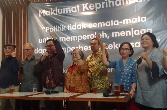 Ratusan tokoh penyampaikan Maklumat Juanda yang berjudul Reformasi Kembali ke Titik Nol atas kekecewaan terhadap putusan MK, Senin (16/10).