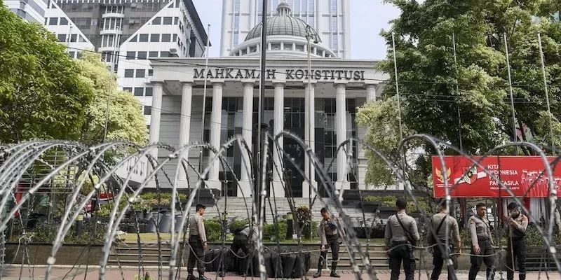 MK mengabulkan sebagian gugatan warga Solo yang amarnya membuka peluang pada Gibran maju pada Pilpres 2024, Senin (16/10).