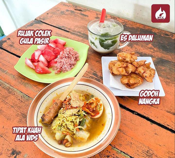 KULINER: Warung Dong Soka, salah satu kuliner favorit di Denpasar, dengan menu aneka jenis rujak dan jajanan Bali.