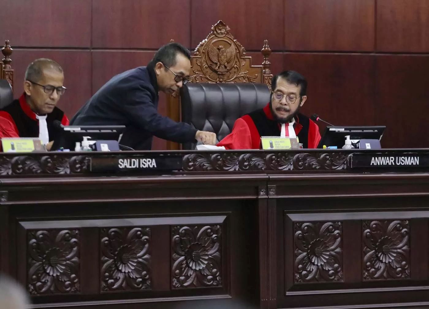 Ketua Mahkamah Konstitusi (MK) Anwar Usman membacakan putusan gugatan batas usia minimum capres/cawapres yang diajukan Partai Garuda, Senin (16/10).