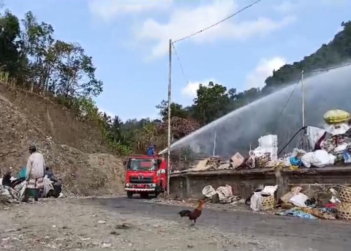 SEMPROT : Penyiraman sampah di TPA Sente untuk mengantisipasi kebakaran sampah.