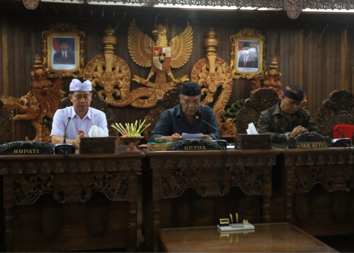 PENDAPAT : Paripurna dengan agenda penyampaian Pemandangan Umum Terhadap Ranperda tentang Pajak dan Retribusi Daerah, Selasa (17/10).