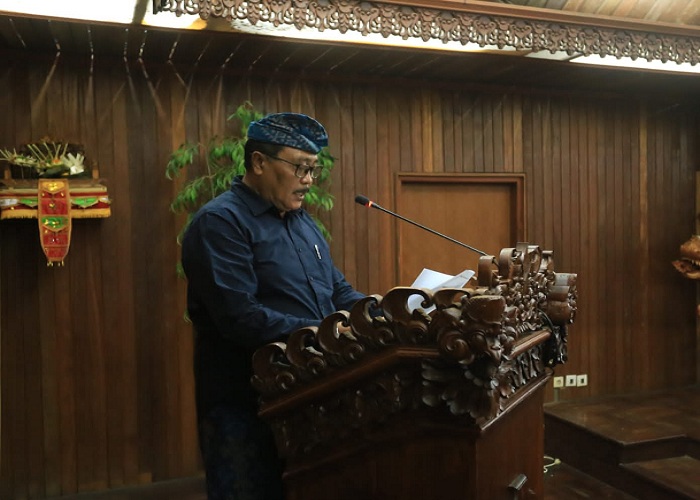 SOROTI : I Wayan Mudayasa dari Fraksi NasDem saat membacakan pemandangan umum fraksi.