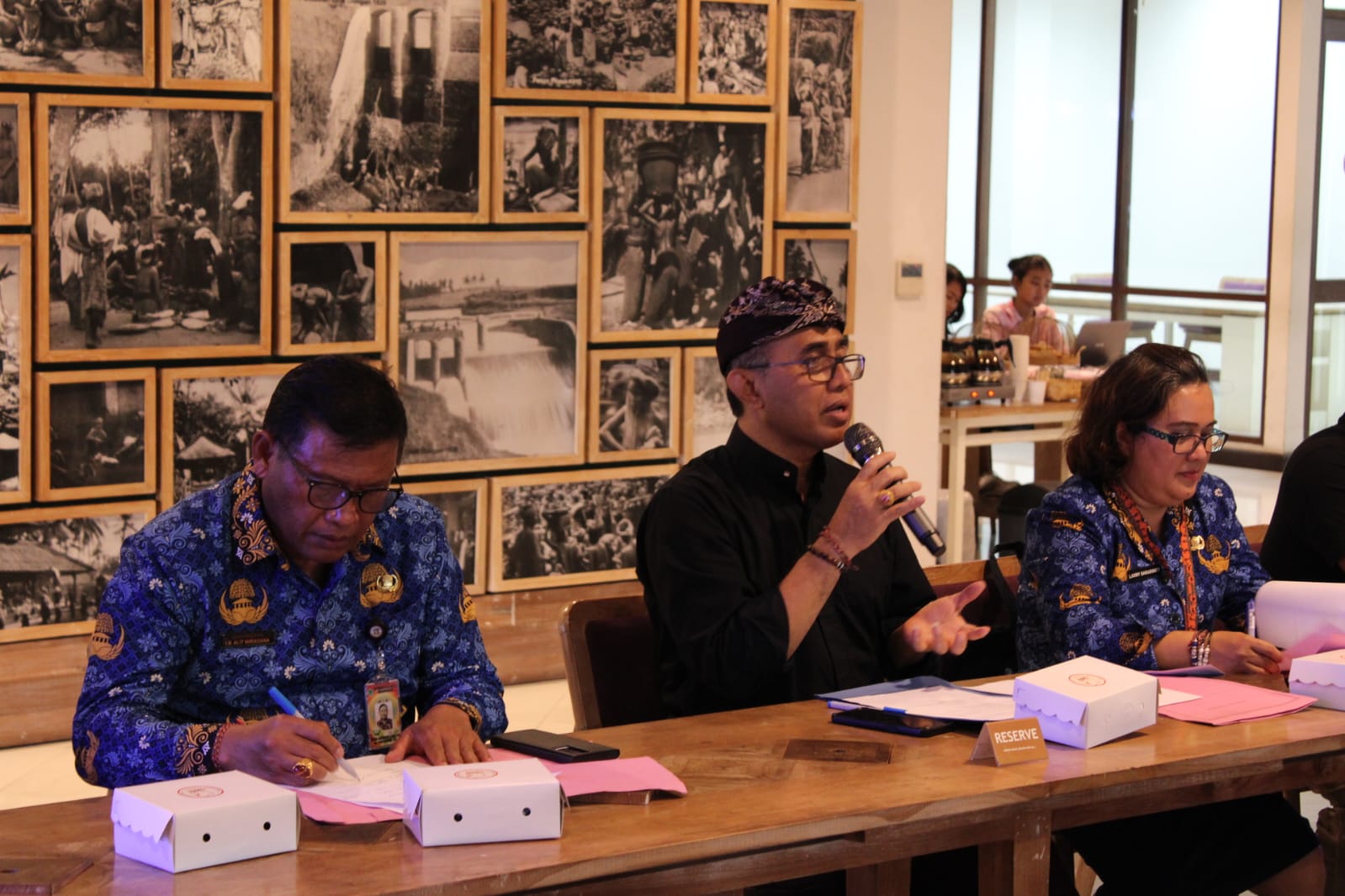 Walikota denpasar, IGN Jaya Negara saat menggelar jumpa pers