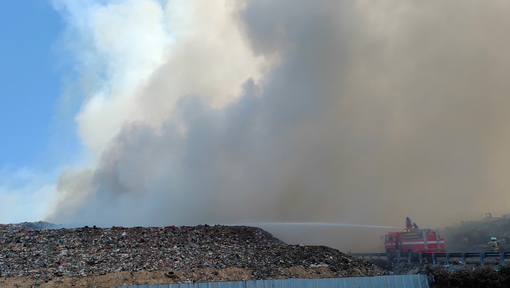 KEBAKARAN: Tempat Pembuangan Akhir (TPA) Suwung, tempat sampah terbesar di Bali yang terbakar.