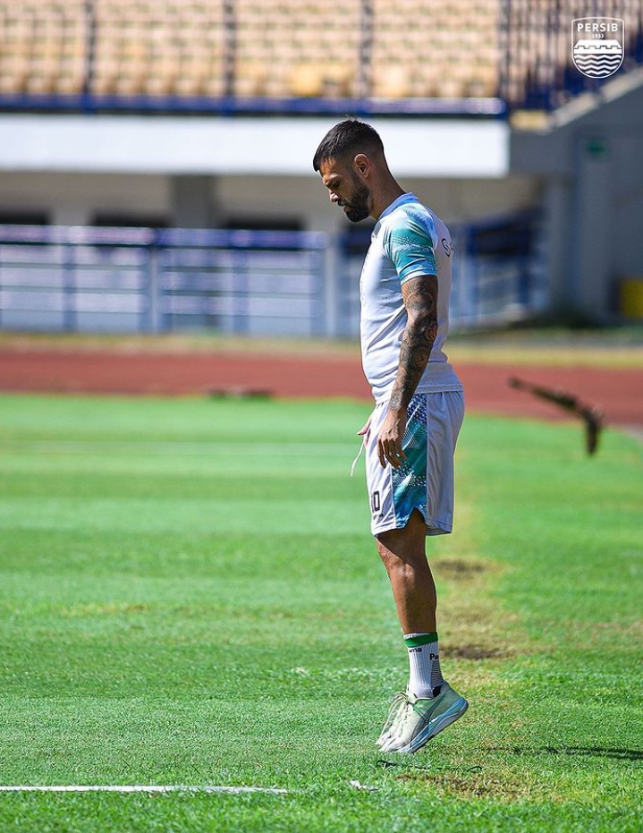 KEMBALI: Pemain Persib Bandung Tyronne del Pino kembali berlatih bersama Maung Bandung setelah pulih dari cedera.