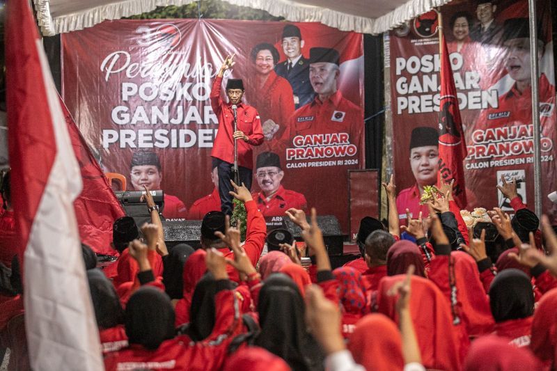 DPC PDIP Kota Surabaya menggelar nonton bareng pengumuman cawapres pendampingi Ganjar Pranowo hari ini, Rabu (18/10).