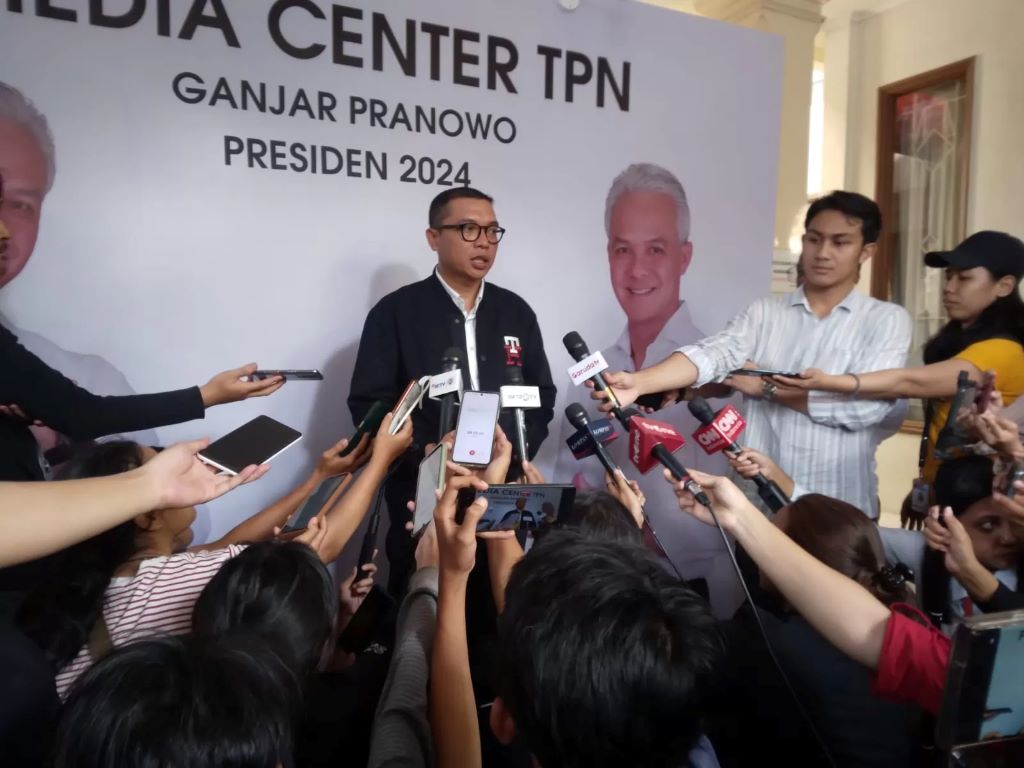 Ketua DPP PPP Ahmad Baidowi menyampaikan ke pers, besok pasangan Ganjar-Mahfud MD mendaftarkan ke KPU RI.