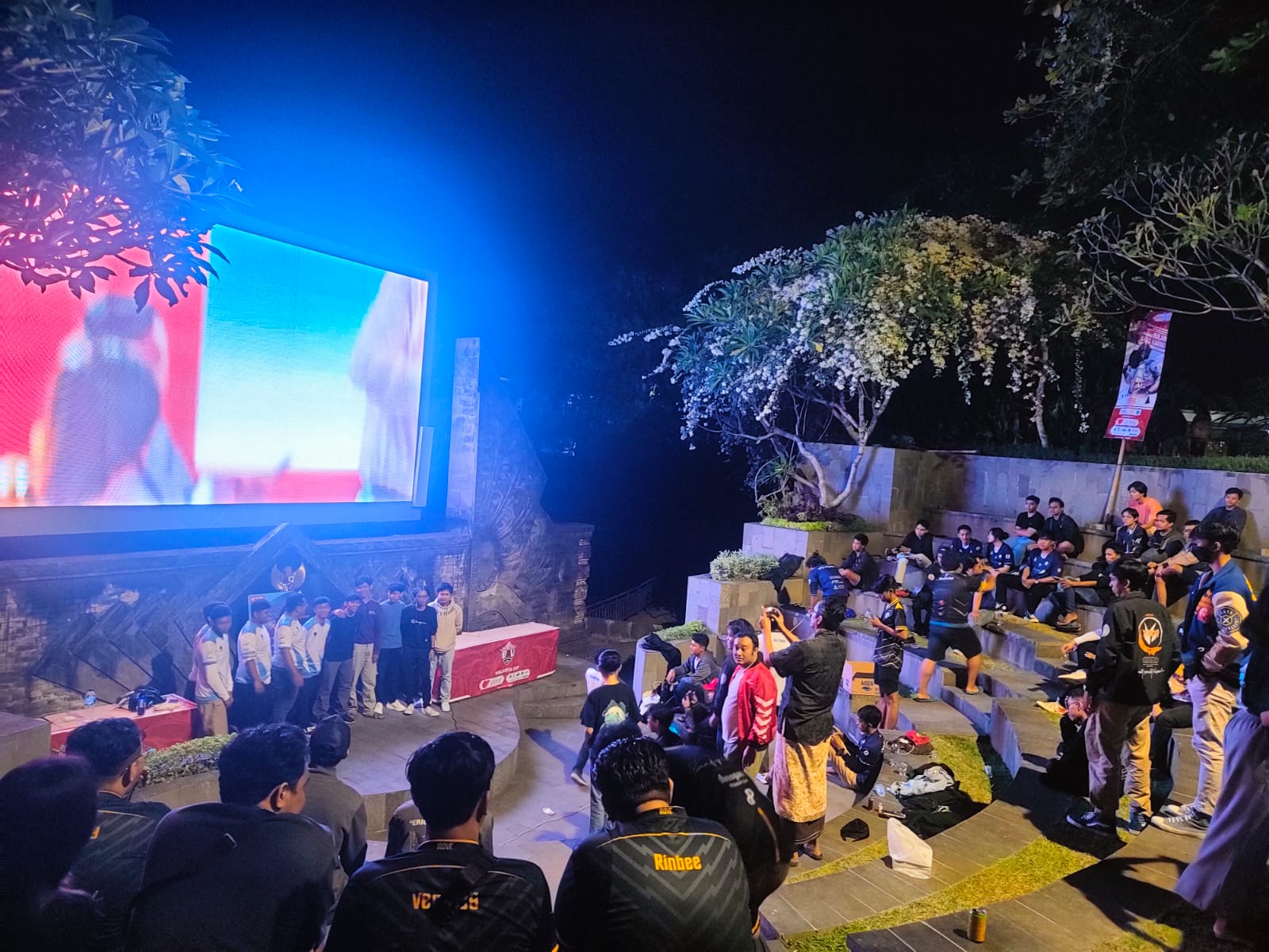 ESPORT: Pertandingan esports secara offline yang disiarkan lewat videotron di Lapangan Lumintang Denpasar, pada ajang Denpasar Gaming League beberapa waktu lalu.