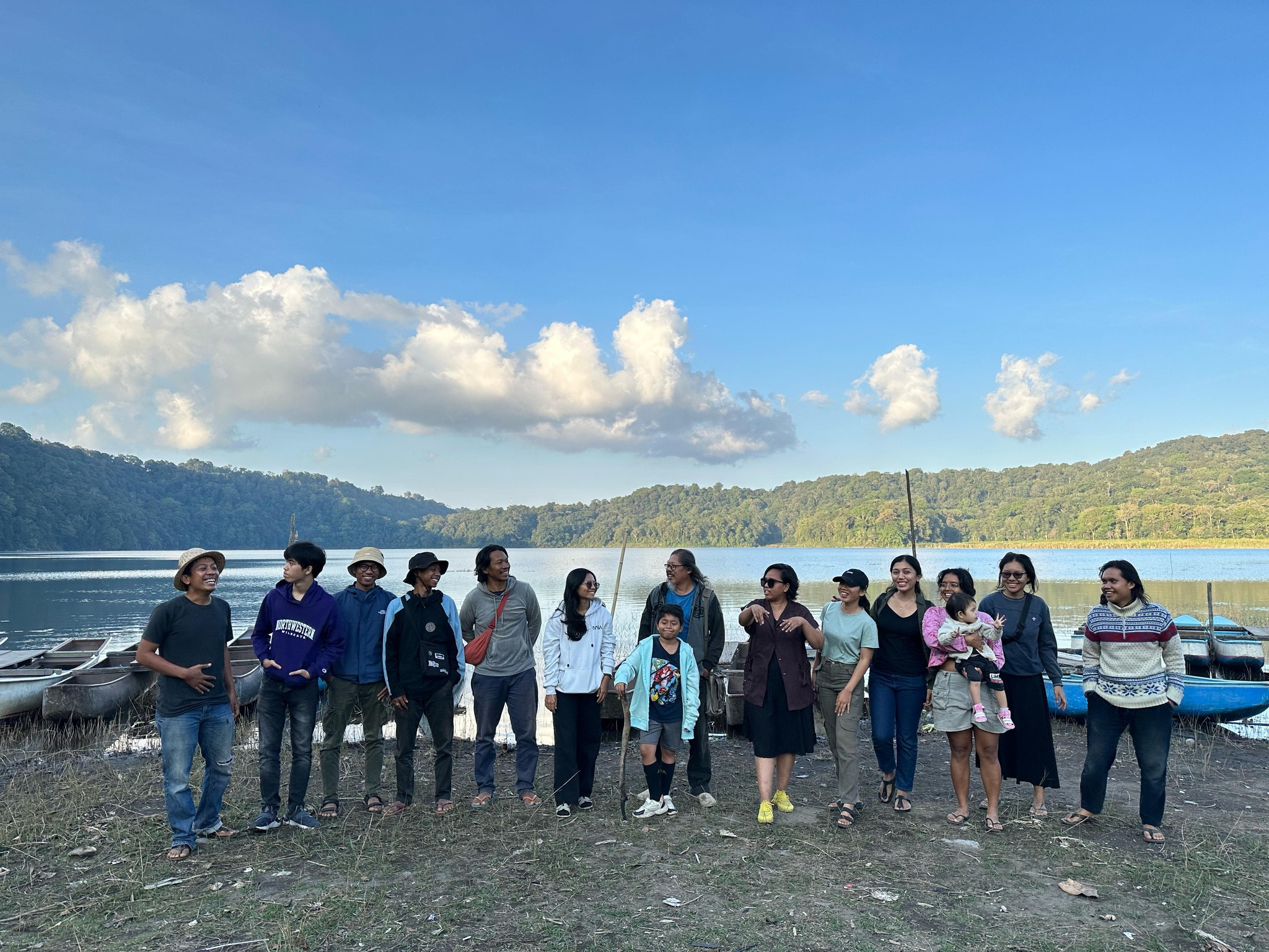 DANAU TAMBLINGAN: Beberapa wisatawan yang sedang menikmati liburan di Danau Tamblingan. Ada pesona tersembunyi yang jarang terjamah lantaran tak banyak orang tahu.