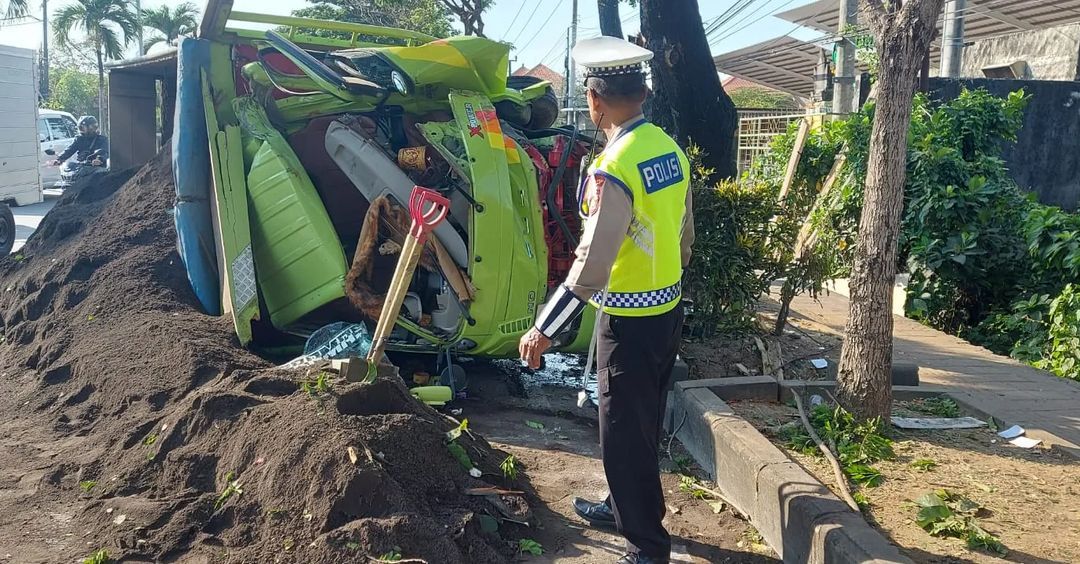 Aparat Polsek Kuta mengamankan lalu lintas setelah adanya kecelakaan truk.