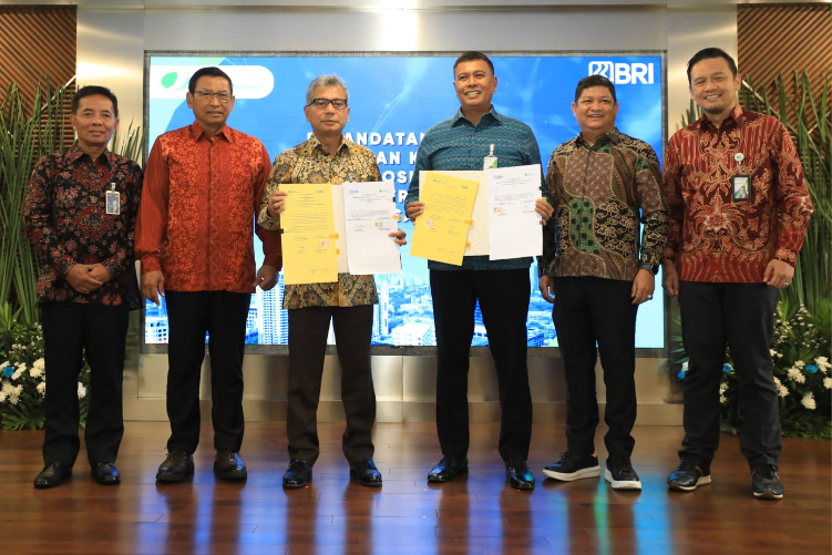 BRI dan BPJS Ketenagakerjaan melakukan penandatanganan kerja sama tentang Pengelolaan Program Jaminan Sosial Ketenagakerjaan bagi Penerima KUR