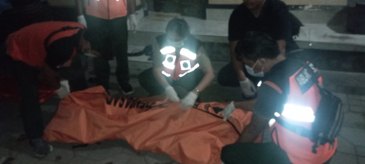 Petugas mengevakuasi jenazah DN yang tewas akibat lompat dari mess lantai tiga di Denpasar Utara, Kamis (19/10) dini hari.