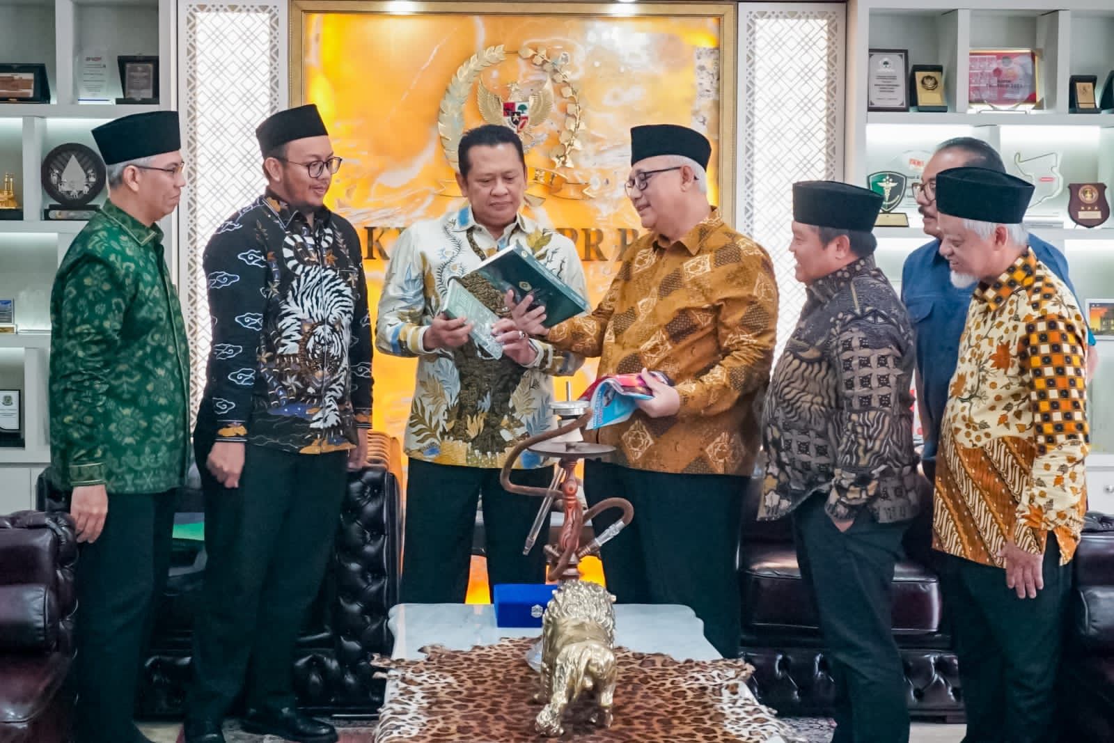 Ketua MPR RI Bambang Soesatyo (tiga dari kiri) menerima kunjungan Ketua Umum DPP LDII KH Chriswanto Santoso (tiga dari kanan) beserta jajarannya, Selasa 17 Oktober 2023.