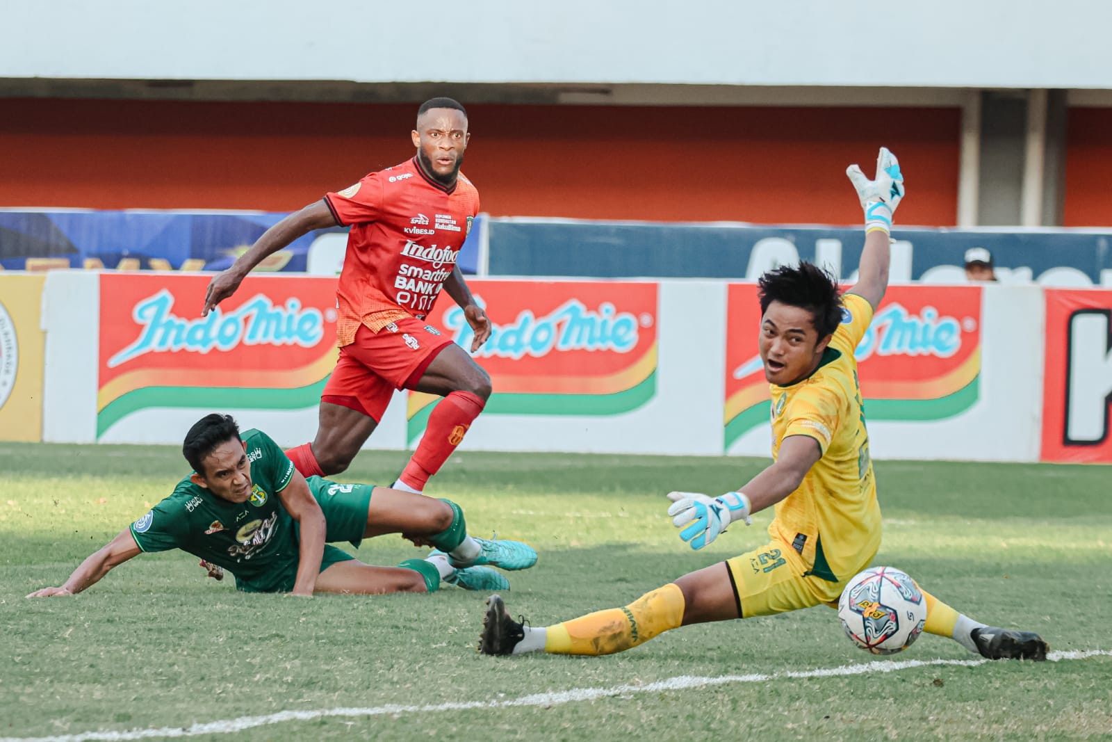 Pertemuan Bali United vs Persebaya Surabaya di Liga 1 Indonesia musim lalu. Kedua tim kembali berhadapan di pekan ke-16 pada Jumat 20 Oktober 2023 besok di Stadion Kapten I Wayan Dipta.