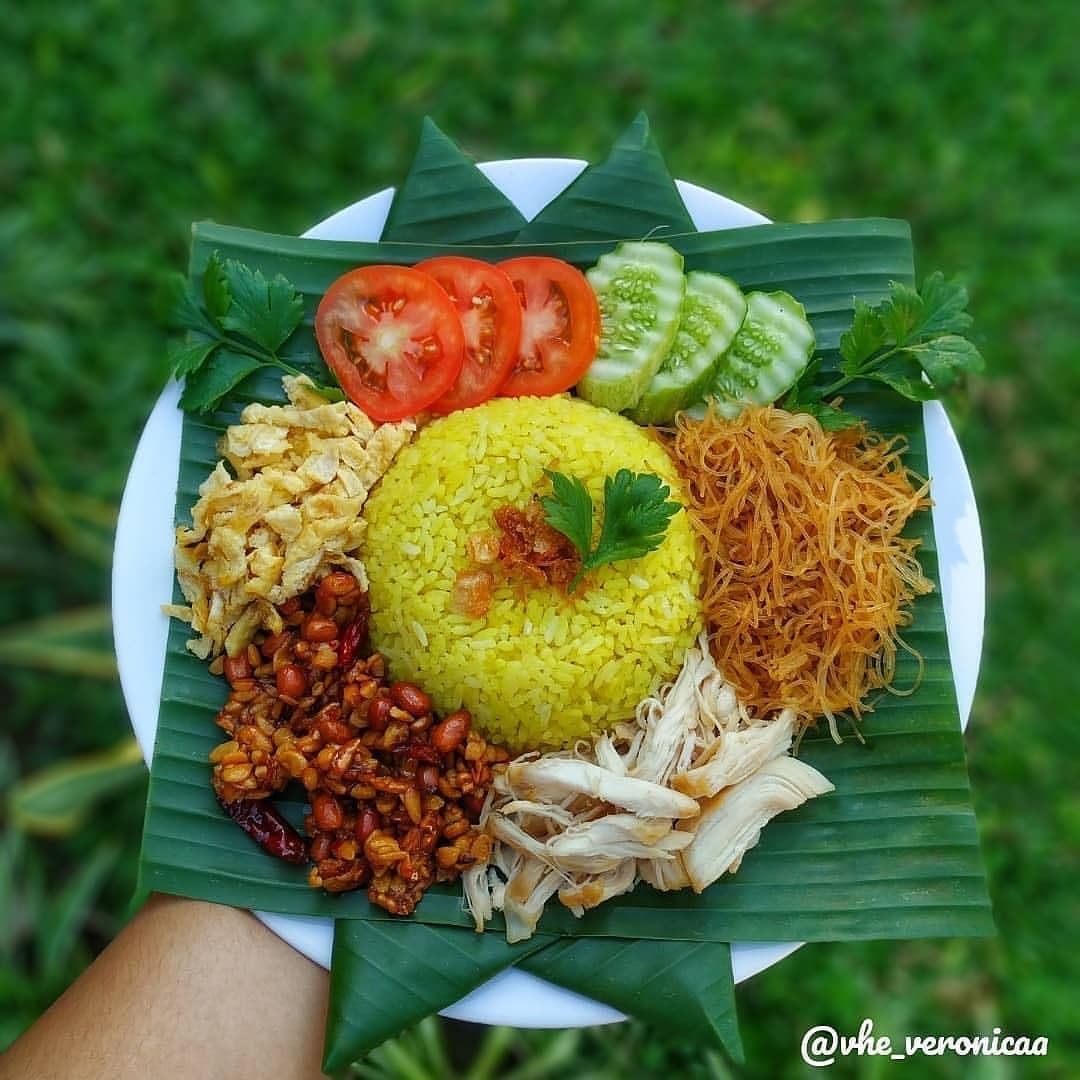 Nasi Kuning khas Singaraja cocok untuk sarapan atau makan malam.
