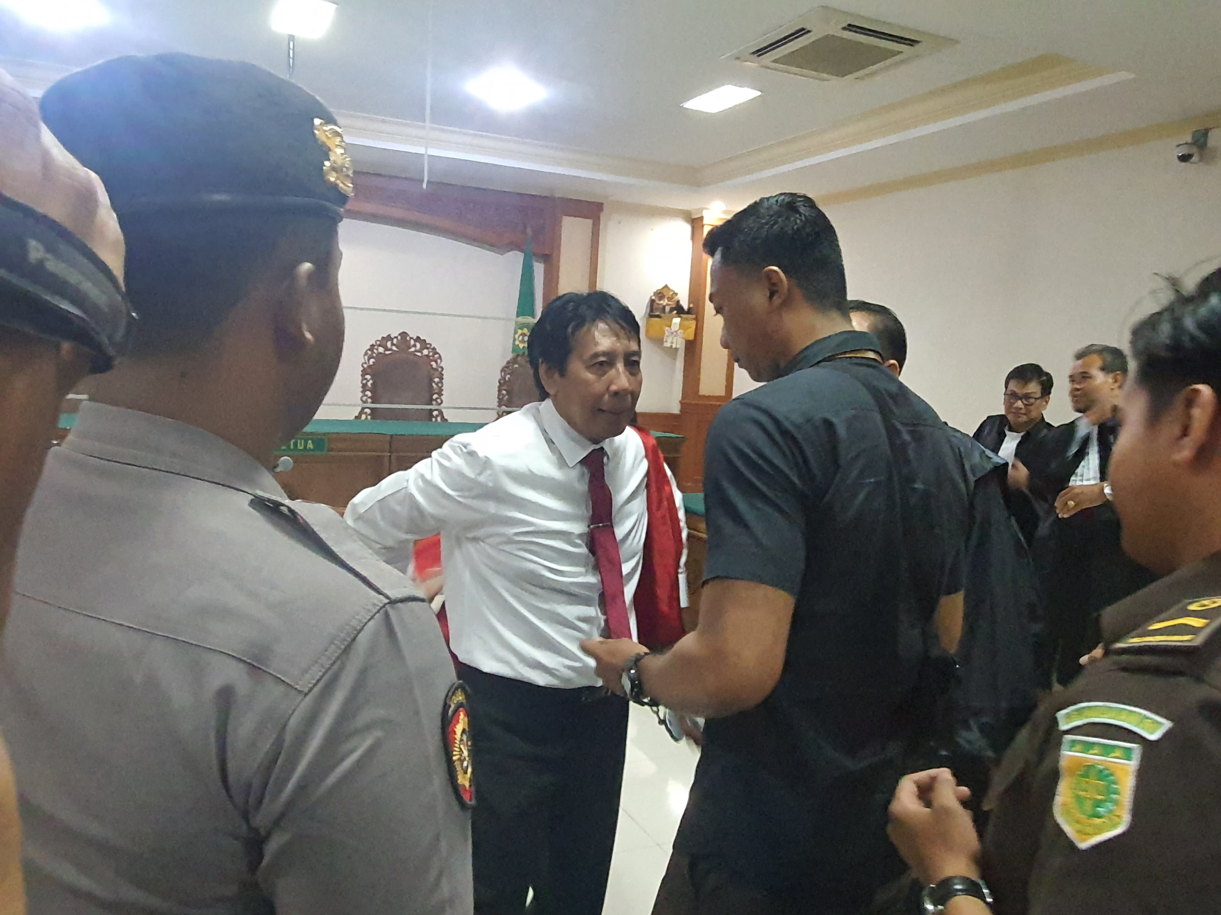 Rektor Unud, I Nyoman Gde Antara sempat dibawa ke ruang sidang Pengadilan Tipikor Denpasar meski akhirnya ditunda, Kamis (19/10).
