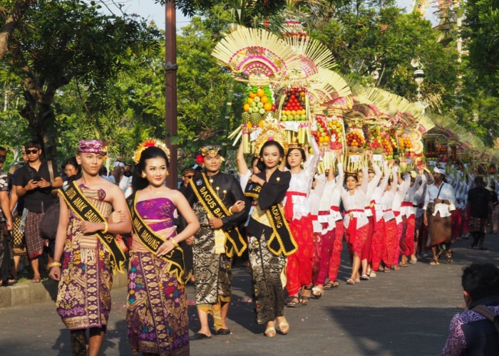 PARADE: Pagelaran parade budaya serangkaian HUT Ke-14 Mangupura yang dilaksanakan di Depan Kantor Bupati Badung, Puspem Badung, Jumat (20/10).