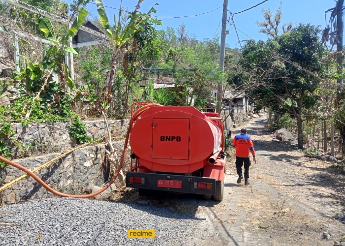 DISTRIBUSI: BPBD Karangasem mendistribusikan air bersih ke wilayah Banjar Dinas Bukit Catu, Desa Seraya Timur, Karangasem beberapa waktu lalu.