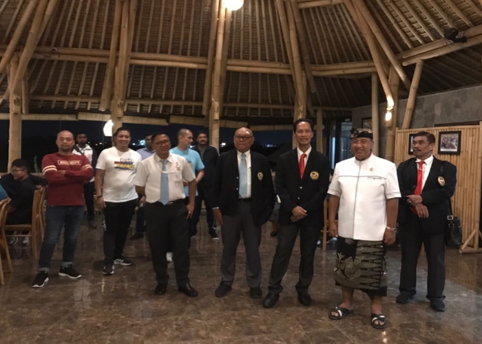 DINNER: Ketua DPRD Badung Putu Parwata saat menyambut kehadiran peserta Badung Open Karate Championship 2023 dalam acara Welcome Dinner, Kamis (19/10).