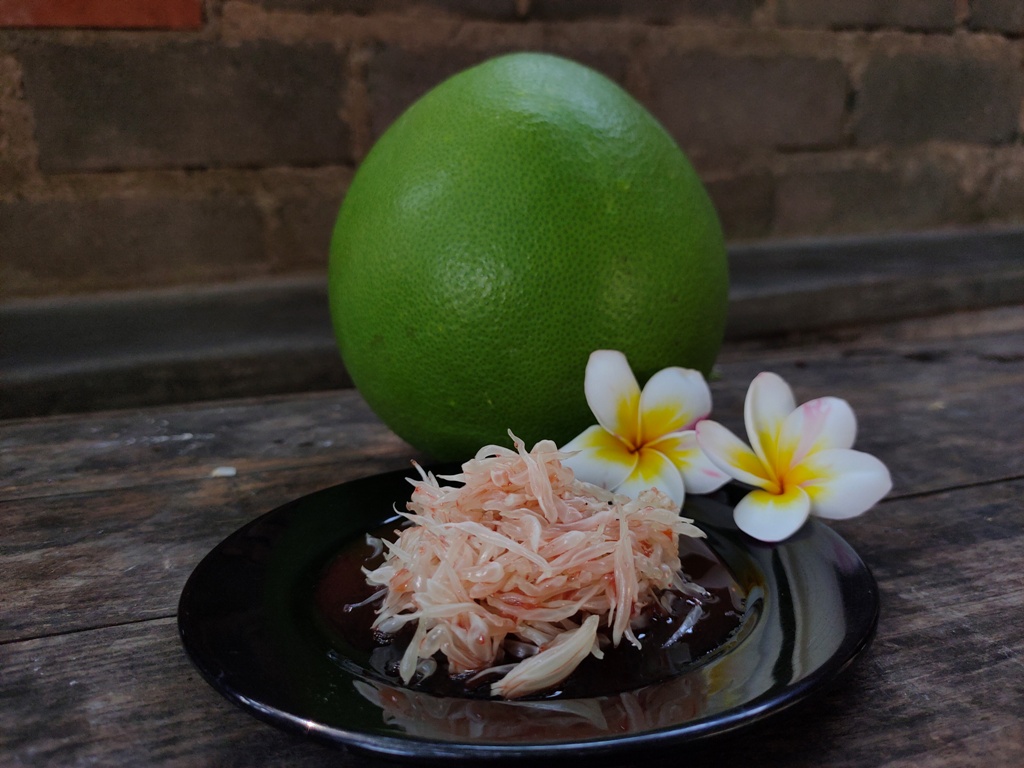 RUJAK JERUK BALI: Rujak jeruk Bali dengan bumbu rujak gula asam. Kombinasi manis, asam, dan pedas dijamin menggoyang lidah.