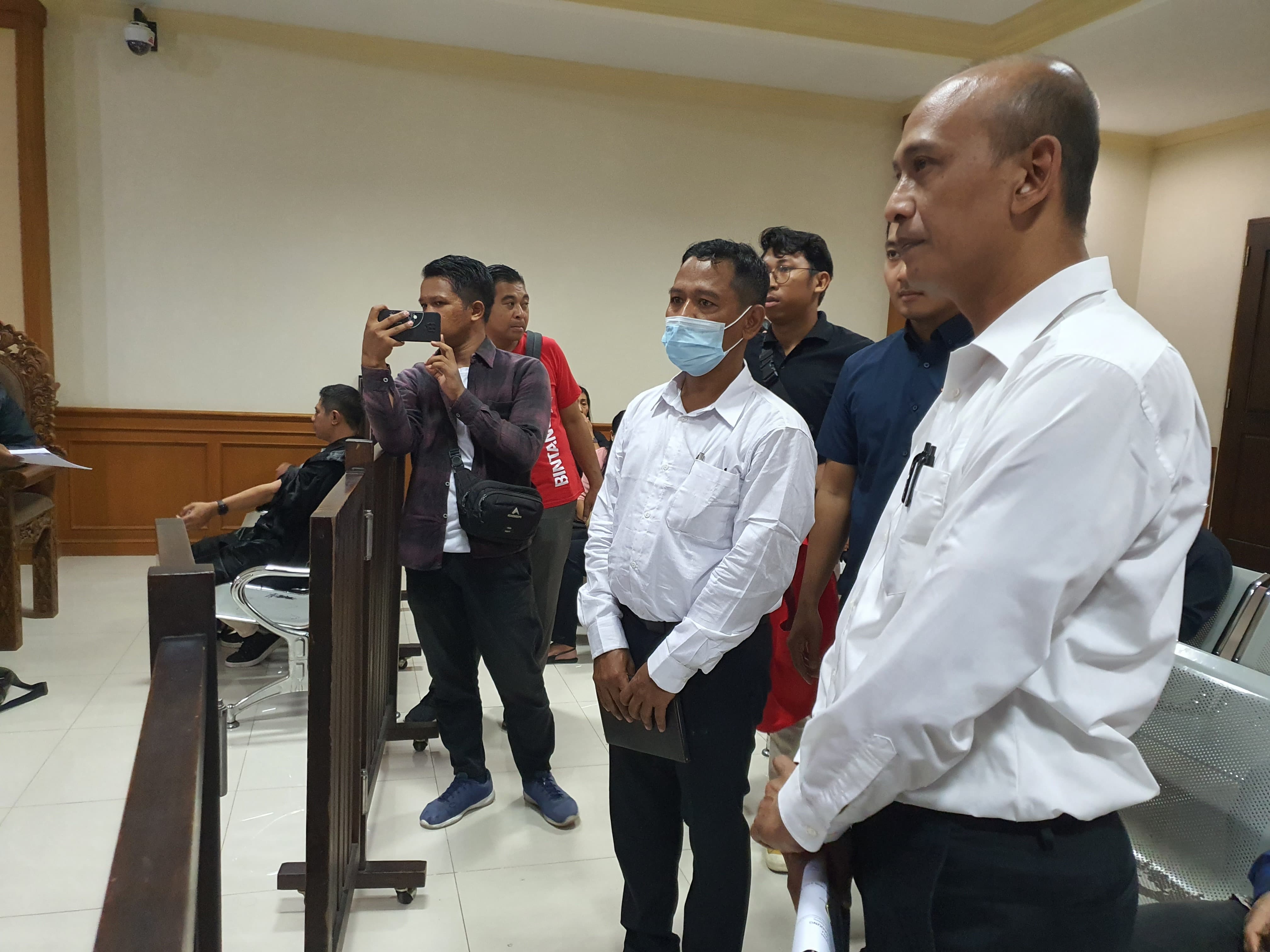 Dua dari tiga orang terdakwa kasus korupsi dana SPI Unud disidang di Pengadilan Tipikor Denpasar, Jumat (20/10).