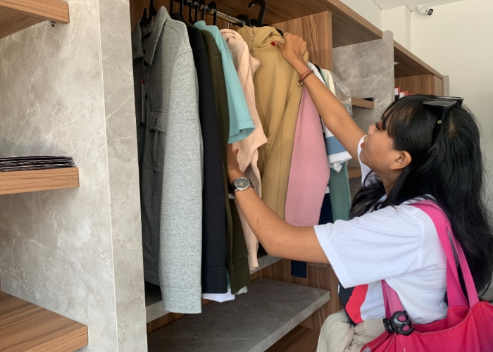 KUALITAS: Salah satu usaha tekstil di Denpasar, Nirwana Tekstil