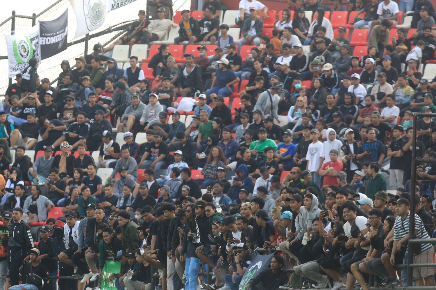 Bonek Mania memadati tribun sayap selatan Stadion Kapten I Wayan Dipta saat laga Bali United vs Persebaya Surabaya pekan ke-16 BRI Liga 1 Indonesia, Jumat 20 Oktober 2023.&nbsp;  &nbsp;