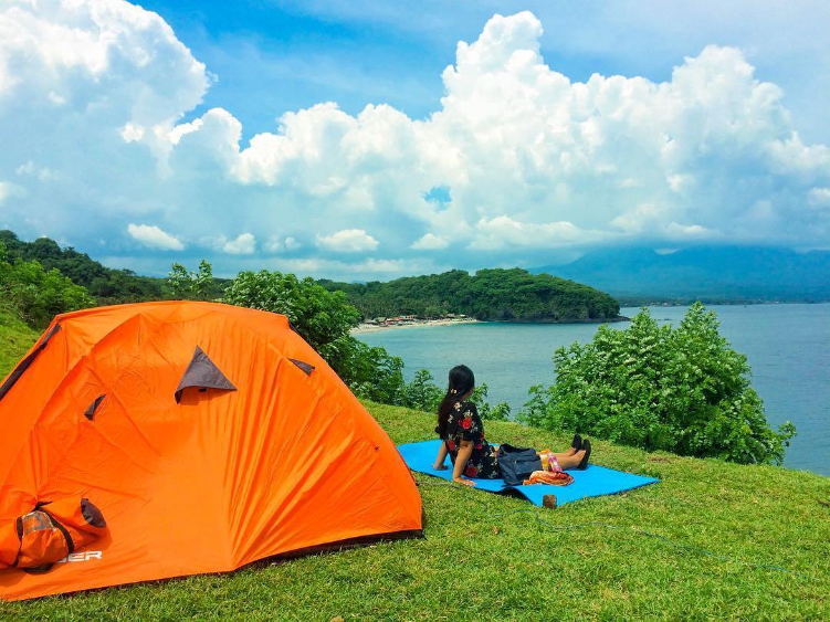 Bukit Asah menjadi salah satu tempat camping favorit dengan view pantai di Karangasem